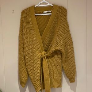 Size M knit knot sweater